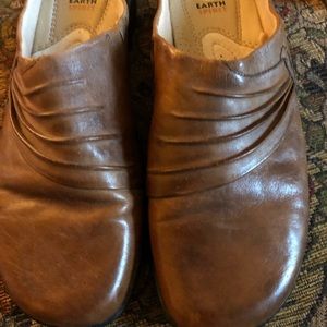 Women’s Earth Spirit clog shoes. Size 9.5